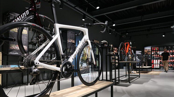 Showroom vélos au sein de l'entreprise Specialized.